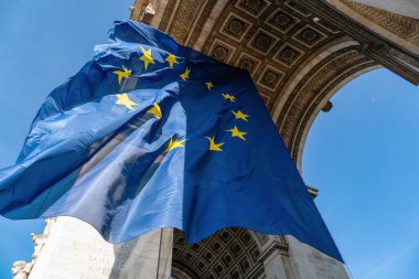 Zafer Takı altında rüzgarda dalgalanan Avrupa Birliği bayrağı - Paris, Fransa