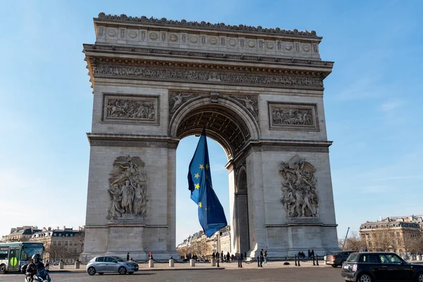 Európai Unió zászló a szélben az Arc de Triomphe alatt - Párizs, Franciaország — Stock Fotó