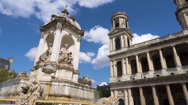Fontein Saint-Sulpice voor de kerk van Saint-Sulpice - Parijs, Frankrijk — Stockvideo