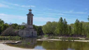Pan Paris 'teki yenilenmiş Georges Brassens Halk Parkı' nda çekim yaptı.