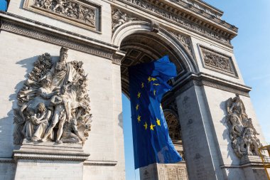Zafer Takı altında rüzgarda dalgalanan Avrupa Birliği bayrağı - Paris, Fransa