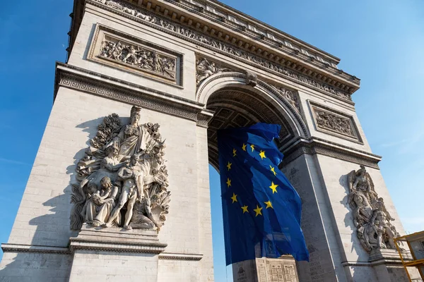 Zafer Takı altında rüzgarda dalgalanan Avrupa Birliği bayrağı - Paris, Fransa