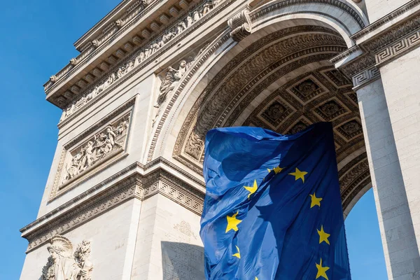Zafer Takı altında rüzgarda dalgalanan Avrupa Birliği bayrağı - Paris, Fransa