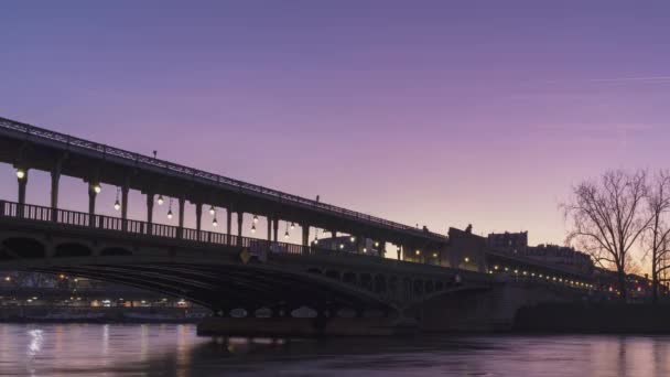 프랑스 파리의 비르 - 하케 임 다리 위로 떠오르는 태양 — 비디오