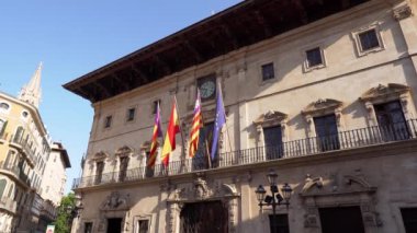 İspanya, Balearic Adaları, Katalonya ve Avrupa Birliği Bayraklarıyla Palma de Mallorca Belediye Binası cephesi rüzgarda sallanıyor