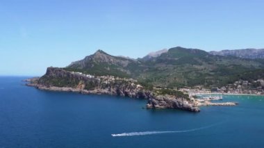 Port de Soller körfezi üzerinde havadan çekim - Mallorca, Balearic Adaları, İspanya.