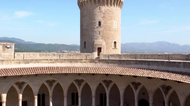 Wnętrze Zamku Bellver Palma Mallorca Hiszpania Przechył Strzał Nad Archs — Wideo stockowe