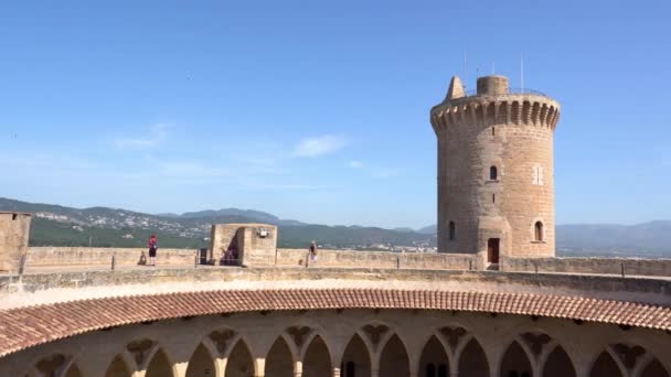 パルマ マリョルカ スペイン 2022年05月18日 パルマ マリョルカのベルベル城の内部ビュー パンは 屋根と塔の上にアーチを撃った — ストック動画