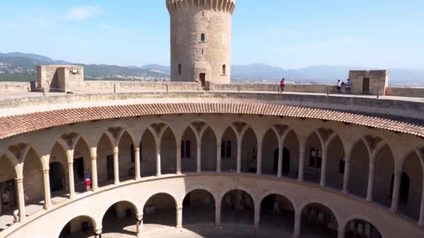 パルマ マリョルカ スペイン 2022年05月18日 パルマ マリョルカのベルベル城の内部ビュー スペイン 地上階 1階のアーチ 屋根と塔の上に傾斜ショット — ストック動画