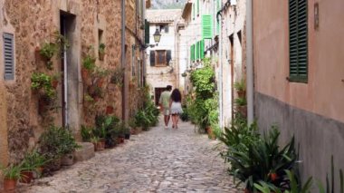 Valldemossa, Mallorca, İspanya - 2021 09 13: Geleneksel Valldemossa köyünde Dar Sokak