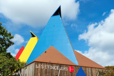 Paris, Fransa - 14 Eylül 2022: Keşif Sarayı 'nın Kıvılcımları (Les Etincles du Palais de la decouverte) Büyük Saray' ın yenilenmesi sırasında Paris 'te