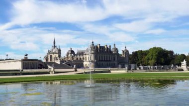 Chantilly, Fransa - 12 Eylül 2022: Le Notre Garden 'dan Chateau de Chantilly' nin manzarası