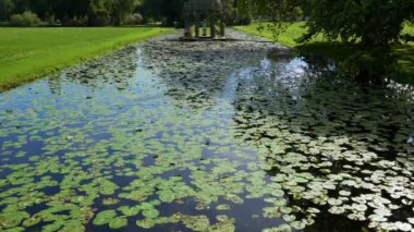Chantilly, Fransa - 12 Eylül 2022: Domaine de Chantilly 'nin İngiliz Bahçesi' ndeki Love Ile dAmour Adası 'na doğru eğil.