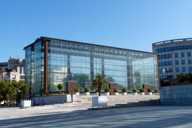 Sonbaharın güneşli bir gününde Andre Citroen Halk Parkındaki Büyük Sera