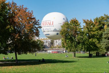 Paris, Fransa - Ekim 07 2022: Parisli dinlenme, çalışma ve yürüyüş ile Kamu Parkı Andre Citroen 'de öğle yemeği zamanı. Arka planda Sıcak Hava Balonu Generali
