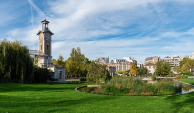 15. bölgede bulunan yenilenmiş Georges Brassens Halk Parkı 'nın arka manzarası.