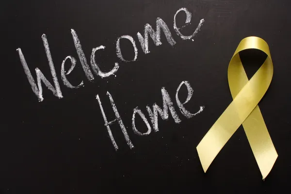 Bienvenido a casa con una cinta amarilla — Foto de Stock