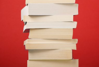 kağıt kapaklı kitap yığını