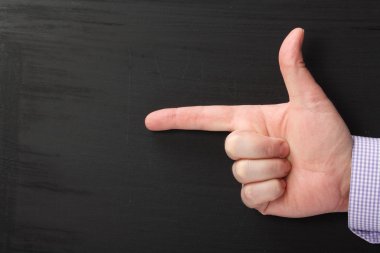 yazı tahtası üzerinde işaret parmağı