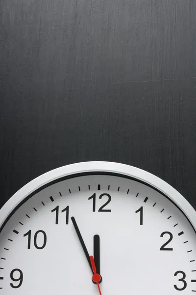 时钟和黑板 — 图库照片