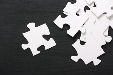 jigsaw parçaları dağılmış