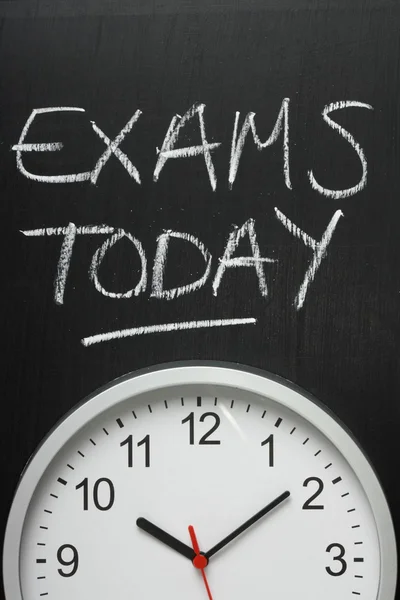 Los exámenes de hoy y el reloj — Foto de Stock
