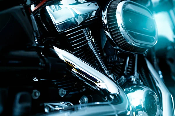 Selektivt Fokus Ett Motorcykelluftfilter Med Suddig Motor Och Glansigt Avgasrör — Stockfoto