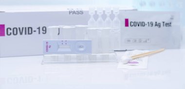 Kovid 19, burun temizleme için antijen testi. Koronavirüs enfeksiyonunu tespit etmek için antijen test kiti. Hızlı antijen testi. Corona virüsü teşhisi. covid-19 Antijen Testi için tıbbi aygıt.