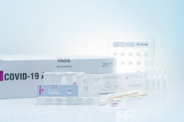 Kovid 19, burun temizleme için antijen testi. Koronavirüs enfeksiyonunu tespit etmek için antijen test kiti. Hızlı antijen testi. Corona virüsü teşhisi. covid-19 Antijen Testi için tıbbi aygıt.