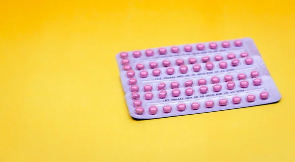 Blisterverpakkingen Van Anticonceptiepillen Gele Achtergrond Hormoon Pillen Voor Behandeling Hormoon — Stockfoto