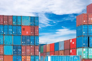 Konteynır lojistiği. Kargo ve nakliye işi. Lojistik ithalat ve ihracat için konteyner gemisi. Konteynır nakliye istasyonu. Limandan limana kadar lojistik sanayi. Limandaki konteynır. Deniz taşımacılığı kavramı