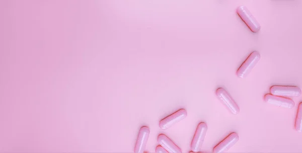 Top View Rózsaszín Kapszula Tabletta Rózsaszín Háttér Egészségügyi Web Banner — Stock Fotó