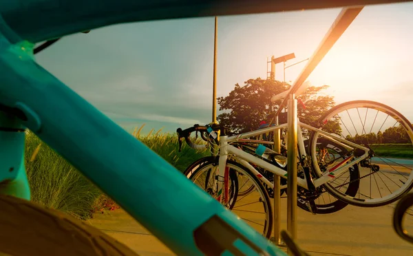 Велосипед Припаркований Алюмінієвій Стійці Парку Вправи Відкритому Повітрі Активний Відпочинок — стокове фото