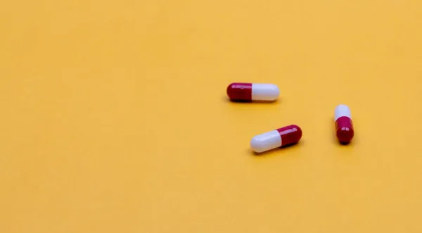 Rood Witte Antibiotica Capsule Pillen Gele Achtergrond Voorgeschreven Drug Antibioticaresistentie — Stockfoto