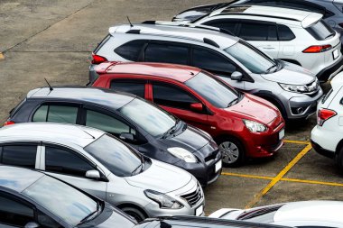 Havaalanının otoparkında kiralık bir araba var. Havaalanının Eco araba parkının havadan görüntüsü. Satılık ve kiralama hizmeti için lüks SUV araba kullanmış. Otomobil park yeri. Araba galerisi konsepti.