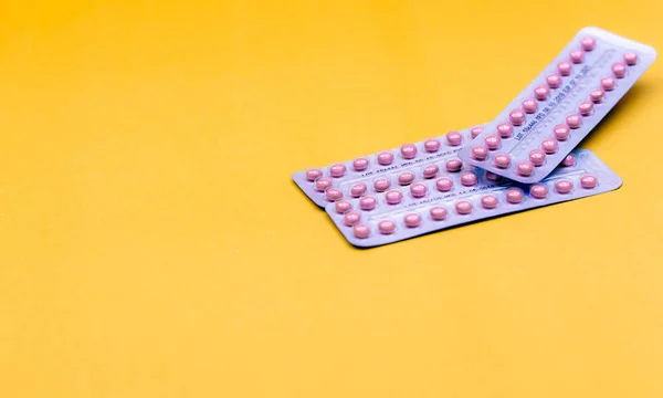 Blistry Obsahující Antikoncepční Pilulky Žlutém Pozadí Hormonální Pilulky Akné Léčebného — Stock fotografie