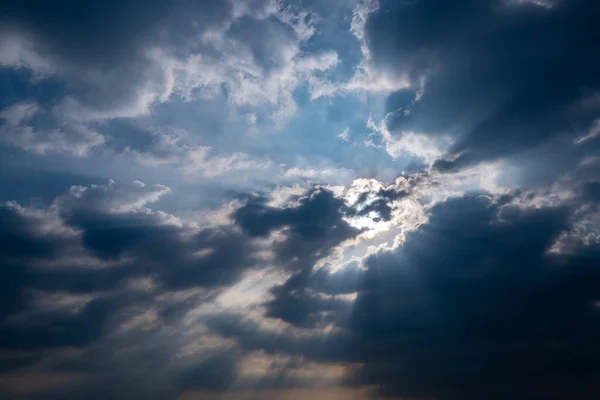 God Licht Donkere Bewolkte Lucht Met Zonnestralen Zonnestralen Door Zwarte — Stockfoto