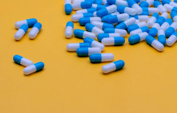 Синьо Біла Капсула Таблетки Жовтому Тлі Інтернет Банер Аптек Група — стокове фото