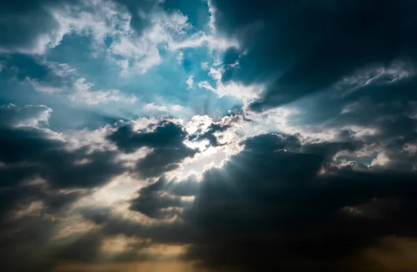 Dios Mío Cielo Nublado Oscuro Con Haz Sol Rayos Sol —  Fotos de Stock