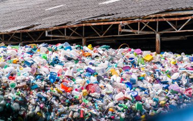 SAMUT PRAKAN, THAILAND-ECToBER 27, 2021: plastik şişe yığını. Geri dönüşüm işinde geri dönüşüm için plastik şişe atığı. Geri dönüşüm için ev tipi plastik atık. PET çöplüğü. Plastik atık yığını.