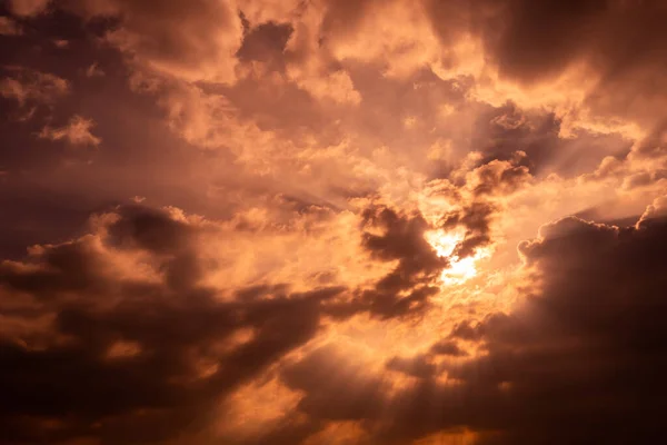 Gottes Licht Dunkler Bewölkter Himmel Mit Sonnenstrahl Sonnenstrahlen Durch Dunkle — Stockfoto