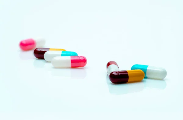 Pillole Multicolori Sfondo Bianco Pillole Capsule Antibiotiche Farmaci Prescrizione Industria — Foto Stock