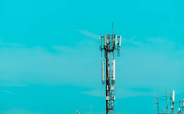 青空を背景にしたテレコミュニケーションタワー ラジオと衛星ポール 通信技術 通信業界のビジネス モバイルまたは通信4Gおよび5Gネットワーク 電気通信パイロン — ストック写真