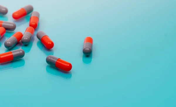 Cápsulas Color Naranja Gris Sobre Fondo Azul Industria Farmacéutica Medicamentos —  Fotos de Stock