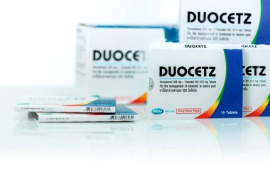 CHONBURI, THAILAND-NOVEMBER 22, 2021: Duocetz Mega HAFESCENCES tarafından üretildi. Kağıt ambalajda parasetamol ve tramadol haplar. Ağrı kesici. Asetaminofen ve tramadol paketi.