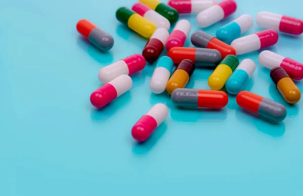 Antibiotica Capsule Pillen Blauwe Achtergrond Medicijnen Recept Kleurrijke Capsule Pillen — Stockfoto