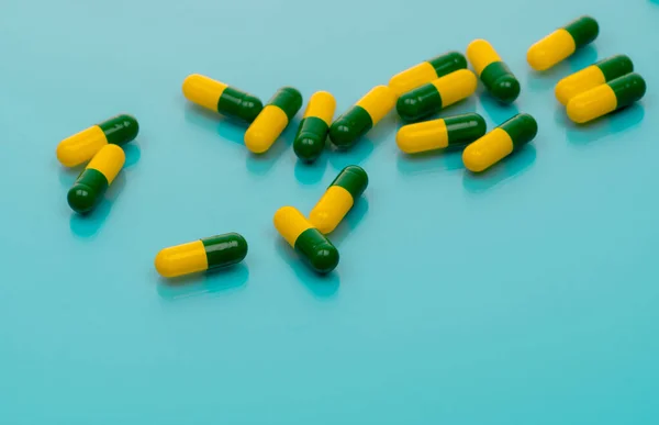 Cápsulas Verde Amarelas Espalhadas Sobre Fundo Azul Tramadol Pílulas Cápsula — Fotografia de Stock