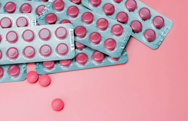 Рожеві Круглі Таблетки Блістерній Упаковці Деякі Рожевому Фоні Фармацевтична Промисловість — стокове фото