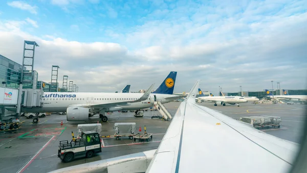 FRANKFURT, 7 ARALIK 2021: Frankfurt havaalanına yanaşan Lufthansa Havayolları uçakları. Lufthansa 'nın Frankfurt Havaalanı' ndaki ana merkezi. Almanya 'nın en büyük havayolu şirketi. Almanya ulusal havayolu.