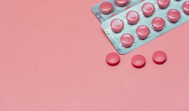 Pembe arka planda pembe haplar. Sağlık hizmetleri web pankartı. Kadınlar için vitamin ve takviyeler. İlaç sanayisi. Göğüs kanseri ya da kadın sağlığı konuları. Dünya Sağlık Günü konsepti.
